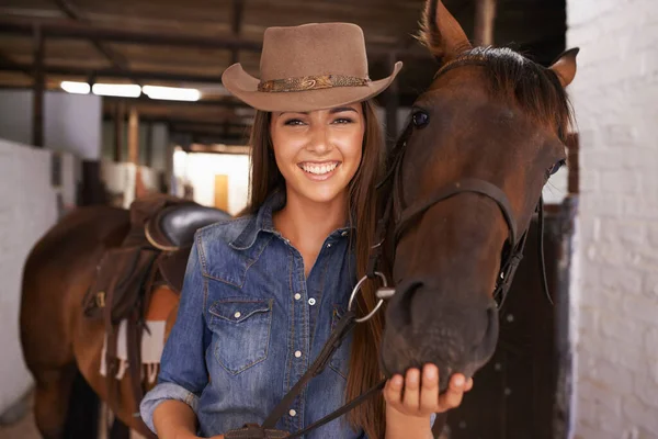 Una mejor amiga de las chicas. Un disparo de una joven que cuida de su caballo. —  Fotos de Stock