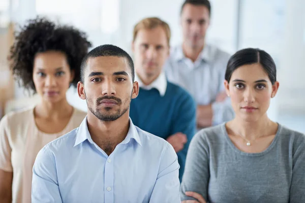 Sukces albo nic. Portret grupy różnorodnych kolegów stojących w biurze. — Zdjęcie stockowe