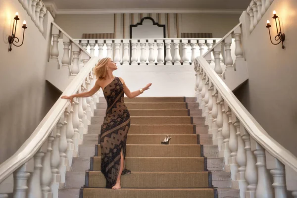 화려 한 우아 함. 멋진 계단을 내려가다가 신발을 잃은 한 젊은 여자. — 스톡 사진