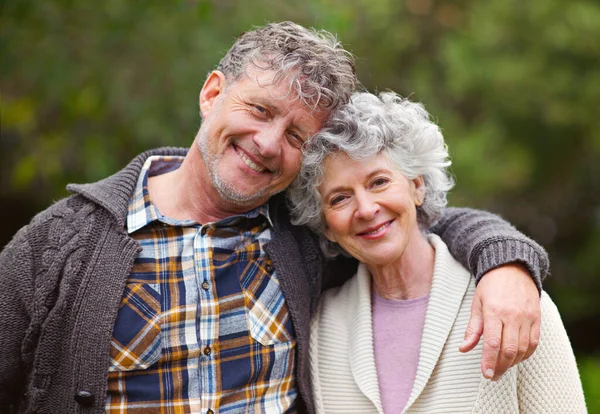 Sdílejí spolu celoživotní vzpomínky. Portrét milujícího staršího páru stojícího spolu venku. — Stock fotografie