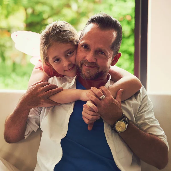 De warmte van de liefde. Portret van een vader die kwaliteitstijd doorbrengt met zijn dochtertje thuis. — Stockfoto