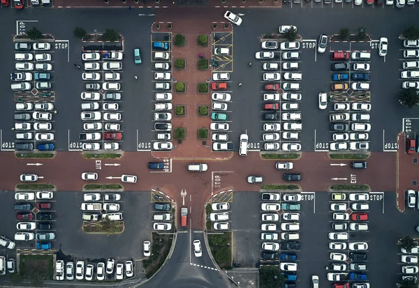 Парковки знову заповнюються. Високий кут зйомки великої парковки в міському місті . — стокове фото
