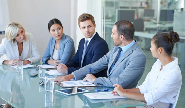 As mentes por trás da empresa. Foto recortada de um grupo de colegas de negócios reunidos na sala de reuniões. — Fotografia de Stock