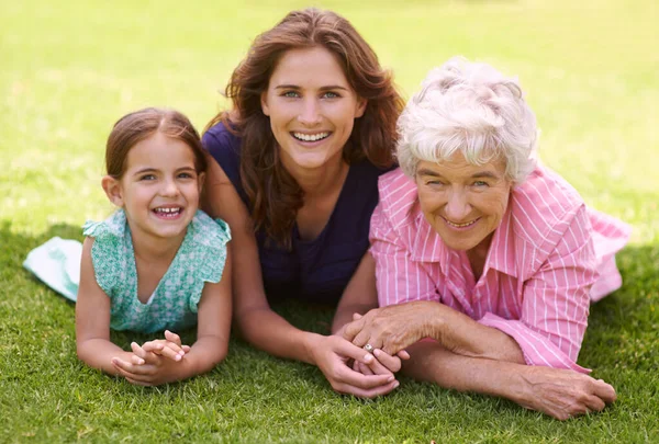 Drie generaties van een liefdevolle familie. Opname van een generatie familie die geniet van een dagje uit in het park. — Stockfoto