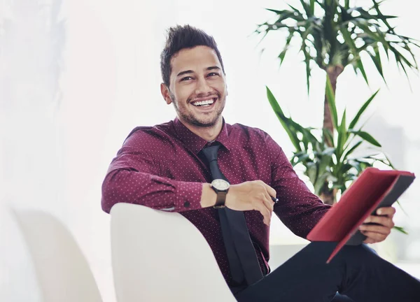 El trabajo duro siempre te llevará a la cima. Retrato recortado de un joven empresario guapo sonriendo mientras sostiene una tableta digital en una oficina moderna. — Foto de Stock