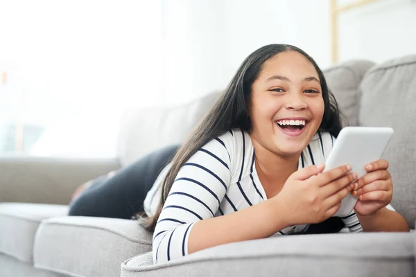 Tabletim varken televizyona kimin ihtiyacı olur ki? Kanepede dinlenen ve dijital tablet kullanan mutlu bir genç kızın portresi.. — Stok fotoğraf
