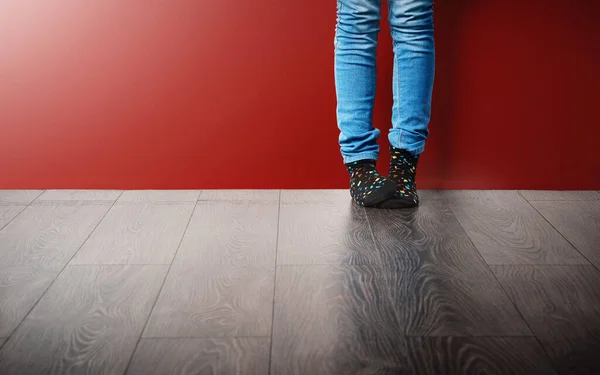 Mysiga strumpor inspirerar glada fötter. Beskuren studio fotograferad av en kvinna i jeans och strumpor. — Stockfoto