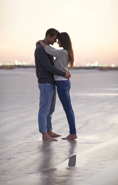 Il n'y a rien comme le jeune amour. Un jeune couple profitant d'un moment romantique ensemble à la plage. — Photo