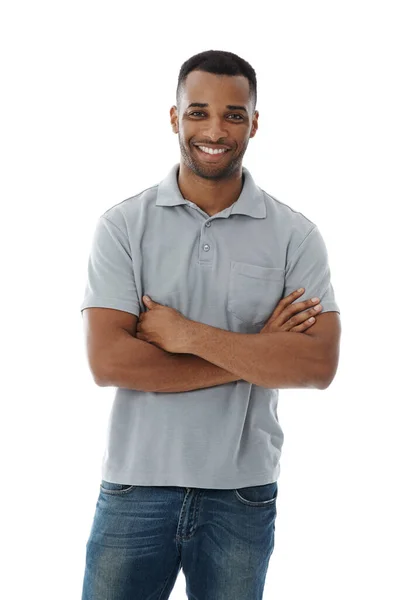 Me siento positivo. Un hombre afroamericano vestido casualmente sonriendo mientras está aislado en blanco. — Foto de Stock