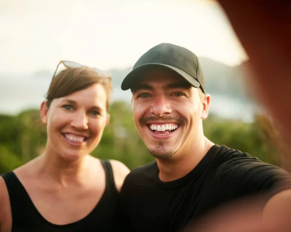 L'estate è per i selfie. Ritratto di una giovane coppia felice che si fa un selfie in vacanza sull'isola. — Foto Stock
