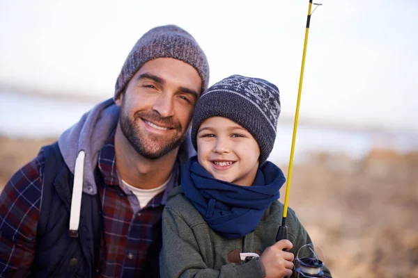 Han elsker sønnen sin. Portrett av en kjærlig far og sønn som fisker ved havet. – stockfoto