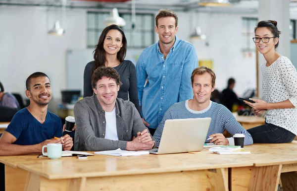 Het is een team dat het de eerste keer goed doet. Portret van een groep collega 's die samenwerken in een informele werkomgeving. — Stockfoto