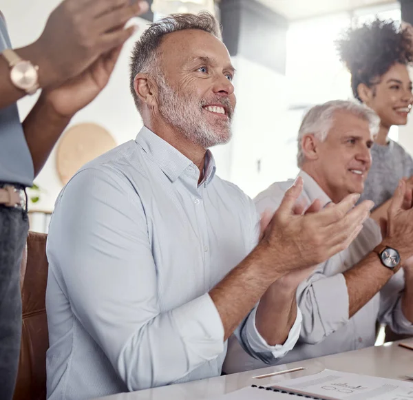Το ενισχυμένο κέρδος αξίζει ένα μπράβο. Φωτογραφία ομάδας επιχειρηματιών που χειροκροτούν κατά τη διάρκεια συνεδρίου σε σύγχρονο γραφείο. — Φωτογραφία Αρχείου