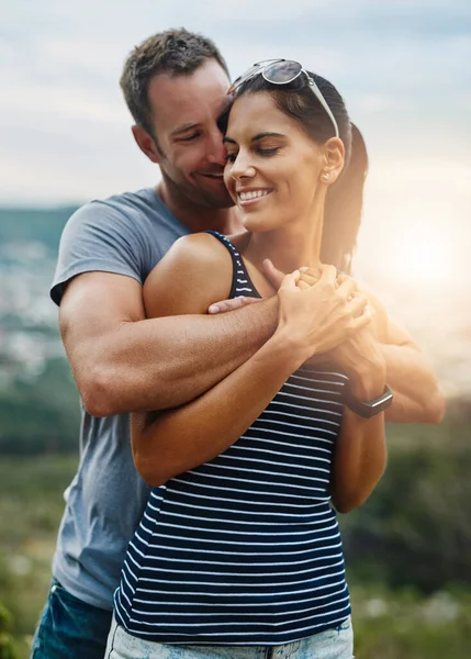 Mein Herz wird immer dein sein. Aufnahme eines jungen Paares in liebevoller Umarmung im Freien. — Stockfoto