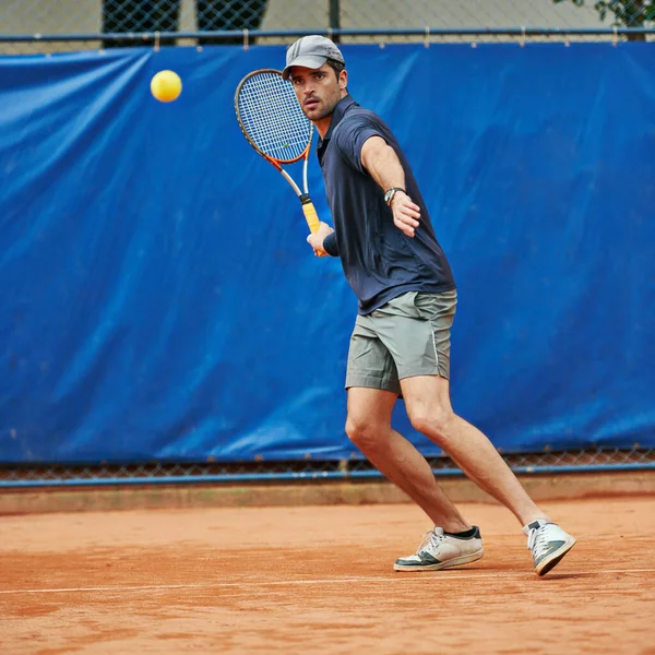 Här kommer det. Skjuten av en tennisspelare under en match. — Stockfoto