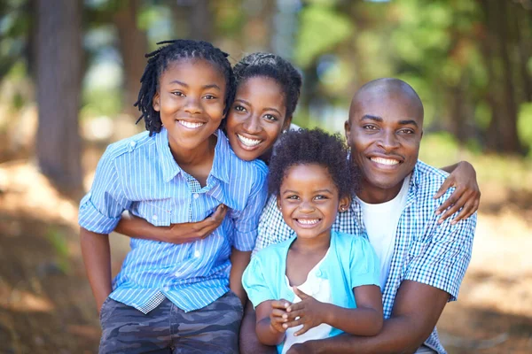 Trascorrere del tempo in famiglia all'aperto. Carino afro-americano famiglia trascorrere del tempo in natura insieme. — Foto Stock