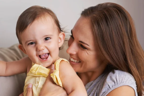 Állandóan megnevettet. Szoros portré egy anya és a baba lánya nevetés. — Stock Fotó