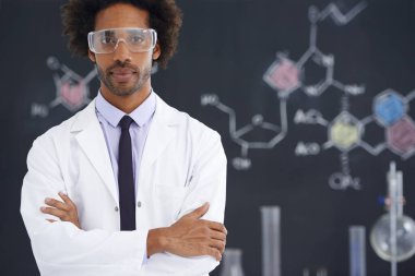 Onun her zaman analitik bir aklı vardı. Kimyasal bağ çizimleriyle dolu bir tahtanın önünde duran bir erkek bilim adamı..