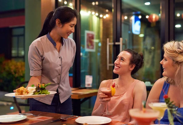 Ik hoop dat je geniet van je maaltijd. Gehakte foto van een serveerster die klanten bedient in een restaurant. — Stockfoto