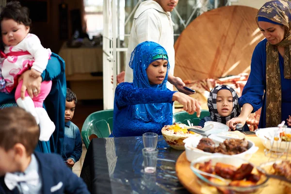 Yemek herkesi bir araya getirir. Müslüman bir ailenin birlikte yemek yemesi.. — Stok fotoğraf