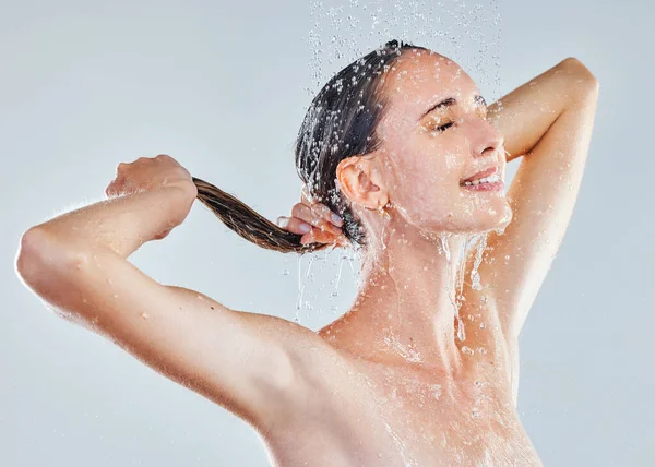 이제 긴 시간 동안 샤워만 하면 됩니다. 어느 젊은 여자가 샤워를 하는 장면. — 스톡 사진