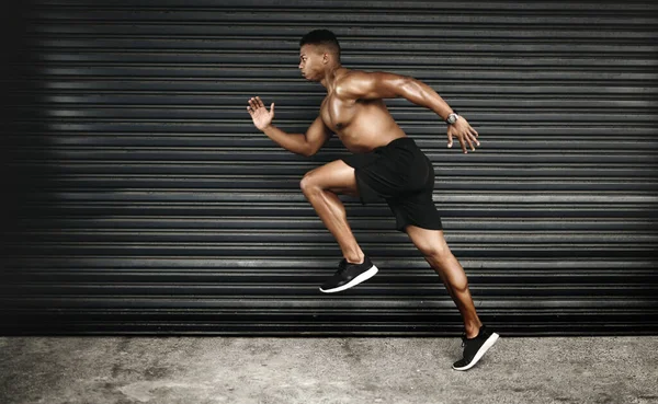 Kennen Sie Ihre Fitness-Ziele und laufen Sie direkt zu ihnen. Schuss eines fitten und hemdslosen jungen Mannes beim Laufen. — Stockfoto