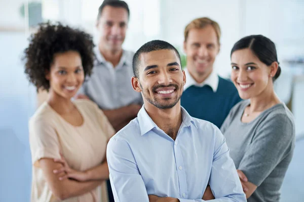 Logros orgullosos de mis equipos. Retrato de un grupo de colegas diversos de pie en una oficina. —  Fotos de Stock