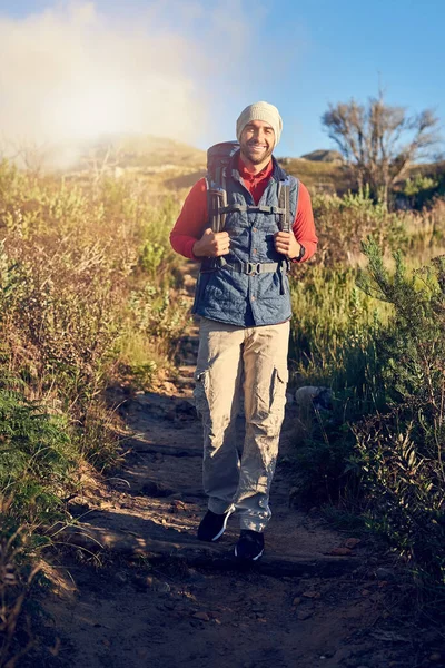 自然の中で長い散歩をしてください。山のハイキングコースで幸せなハイカーの肖像画自分で. — ストック写真
