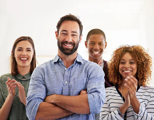 O gerente merece uma ovação de pé. Retrato de uma equipe de colegas em pé em um escritório e aplausos. — Fotografia de Stock