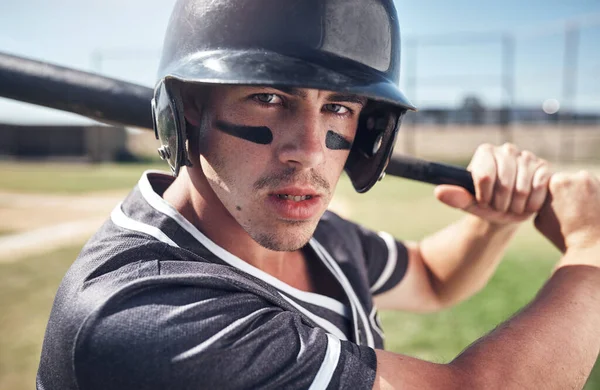 Non c'è posto per mediocri qui. Colpo di giovane uomo che dondola la mazza a una partita di baseball. — Foto Stock