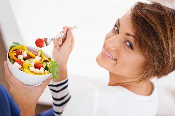 Comer ensalada con un aturdidor. Un disparo de una joven alegre comiendo una ensalada. — Foto de Stock