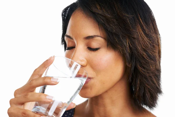 Mi estilo de vida. Foto de estudio de una atractiva joven bebiendo un vaso de agua aislado en blanco. — Foto de Stock