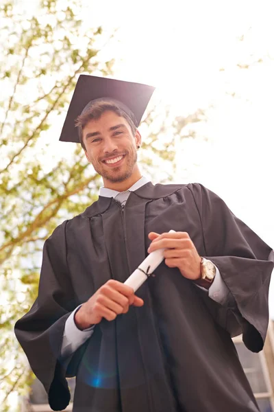 Remekül érzem magam a jövőm miatt. Alacsony szögű portré fiatal férfi diplomás tartja a diplomáját. — Stock Fotó