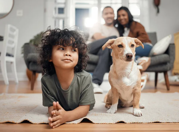 Να χαλαρώνω με τον αγαπημένο μου σύντροφο. Πυροβολισμός ενός μικρού αγοριού που δένεται με το σκύλο του ενώ οι γονείς του κάθονται στο βάθος.. — Φωτογραφία Αρχείου