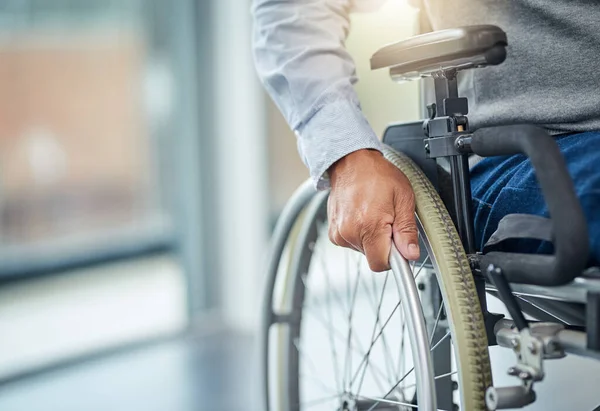 Mi silla de ruedas me devolvió mi independencia. Recorte de un hombre mayor irreconocible en una silla de ruedas. — Foto de Stock