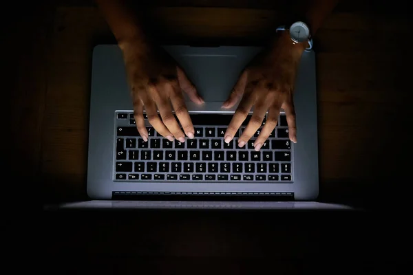 写下你自己的成功故事。在黑暗的背景下，一个女人在笔记本电脑上工作到很晚的高角镜头. — 图库照片