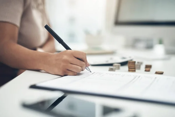 O orçamento é parte integrante da gestão eficiente de um negócio. Imagem de perto de uma empresária irreconhecível que calcula as finanças num escritório. — Fotografia de Stock