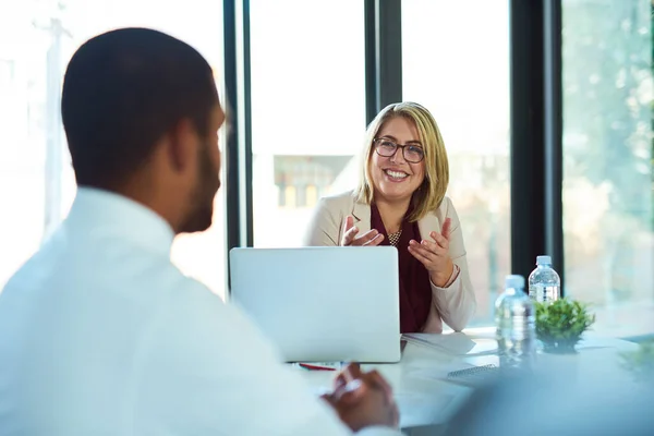 Je suis excité pour de nouvelles idées. Coup de projectile sur les gens d'affaires sur le lieu de travail. — Photo