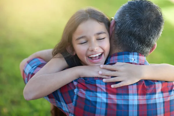 Папочка дома. Снимок счастливой маленькой девочки, обнимающей своего отца дома. — стоковое фото