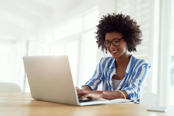 Mempekerjakan diri sendiri dan benar-benar menyukainya. Foto seorang wanita muda sedang mengerjakan laptopnya di rumah. — Stok Foto
