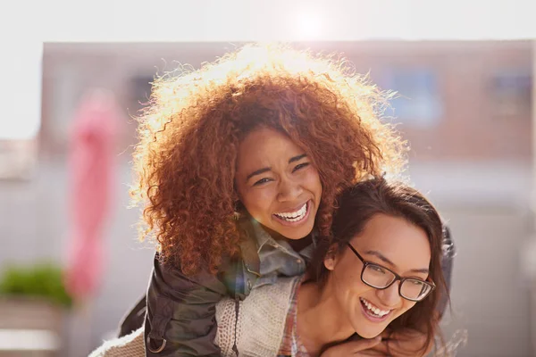 Lachen ist ein sofortiger Urlaub. Schnitte Schuss von Freundinnen Bonding im Freien. — Stockfoto