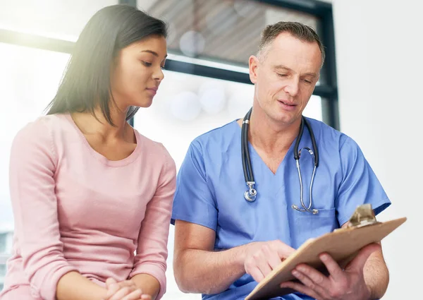 Examinons ces résultats ensemble. Prise de vue d'un médecin consultant son patient à l'hôpital. — Photo