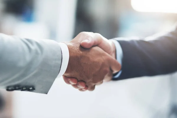 Conseguiste um acordo. Foto cortada de dois empresários irreconhecíveis apertando as mãos depois de fazer um acordo no escritório. — Fotografia de Stock