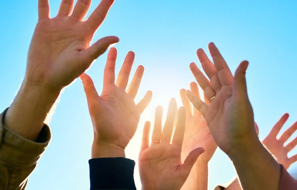 Doe je handen in de lucht en vier het leven. Gehakt van een groep onherkenbare mensenhanden buiten.. — Stockfoto