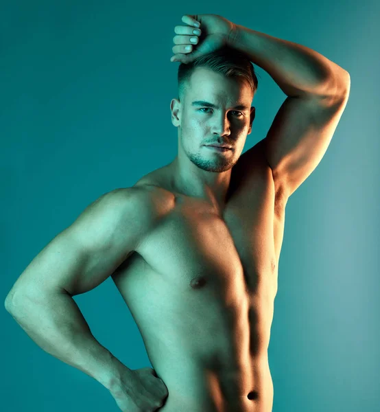 Apuesto a que soñarás conmigo. Retrato de estudio de un joven guapo posando sobre un fondo azul. —  Fotos de Stock