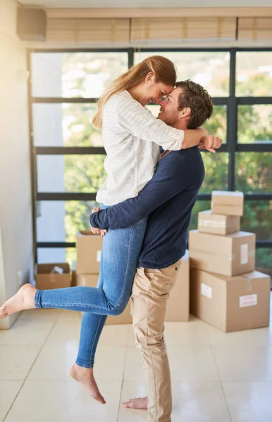 Estou tão feliz por fazermos isto juntos. Tiro de um jovem casal feliz comemorando sua mudança para uma nova casa. — Fotografia de Stock