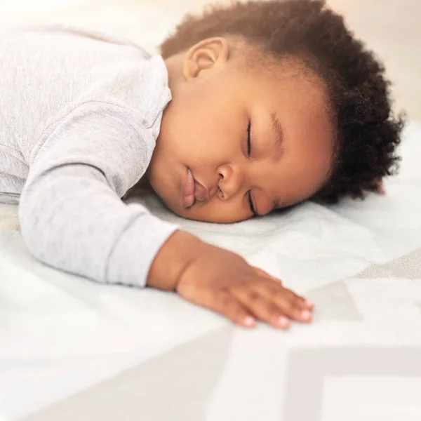 Édes kis álmodozó. Egy kisfiúról, aki az ágyon alszik.. — Stock Fotó