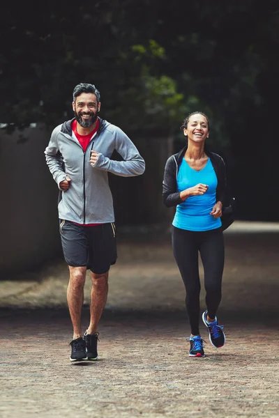 Spor salonunu terk et ve dışarıda egzersiz yap. Beraber koşan bir çiftin fotoğrafı.. — Stok fotoğraf