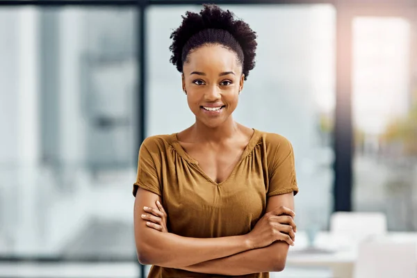 Min nyckel till framgång är självförtroende. Porträtt av en attraktiv ung affärskvinna som står med armarna vikta på kontoret. — Stockfoto