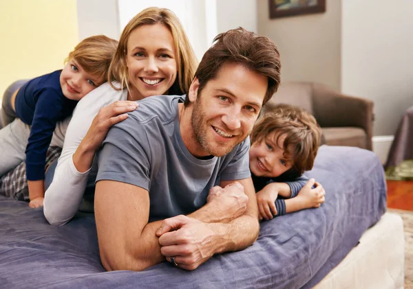 A família vem primeiro. Retrato de uma jovem família brincando em casa. — Fotografia de Stock